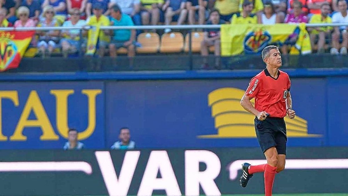 El colegiado Iglesias Villanueva acude a consultar el VAR el pasado domingo en Villarreal.-PHOTO-DEPORTE