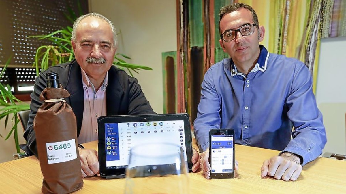 José Antonio Fernández, responsable técnico de la Estación Enológica y director del concurso, junto a Mario González, jefe del área de tecnologías del Itacyl, muestran la aplicación.-J.M. LOSTAU