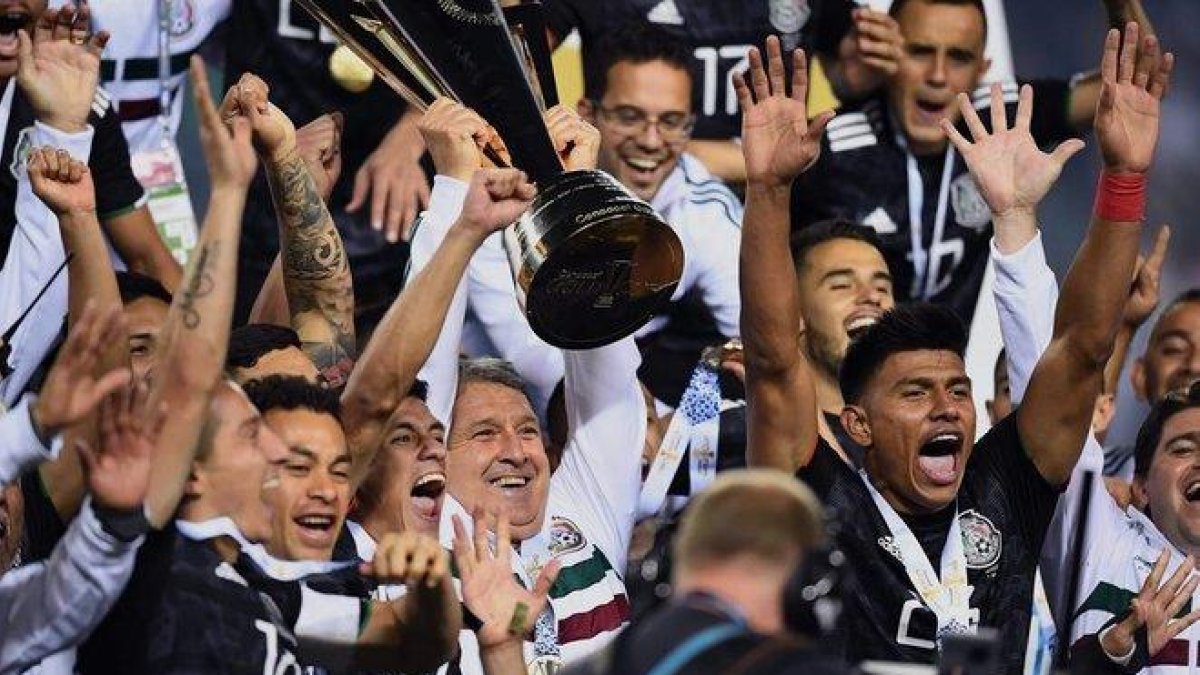 Tata Martino eleva el trofeo de la Copa Oro conquistado por México al imponerse a EEUU en Chicago.-TIMOTHY CLARY (AFP)