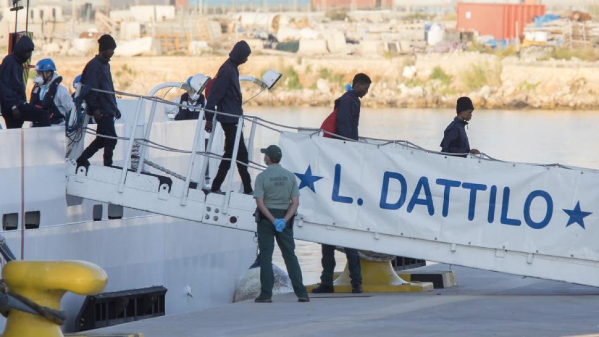 Los primeros inmigrantes bajan del Dattilo.-MIGUEL LORENZO