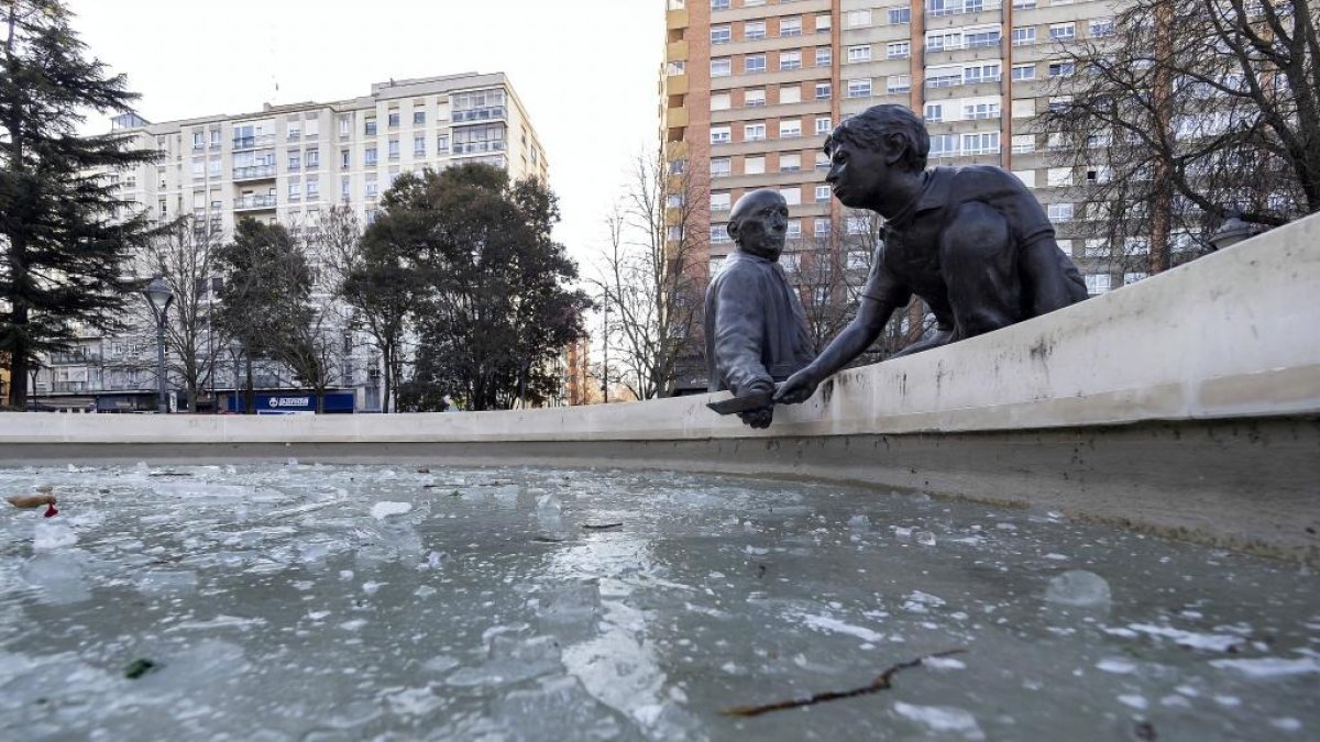 Fuente congelada de la plaza de Poniente en la capital vallisoletana. PABLO REQUEJO / PHOTOGENIC