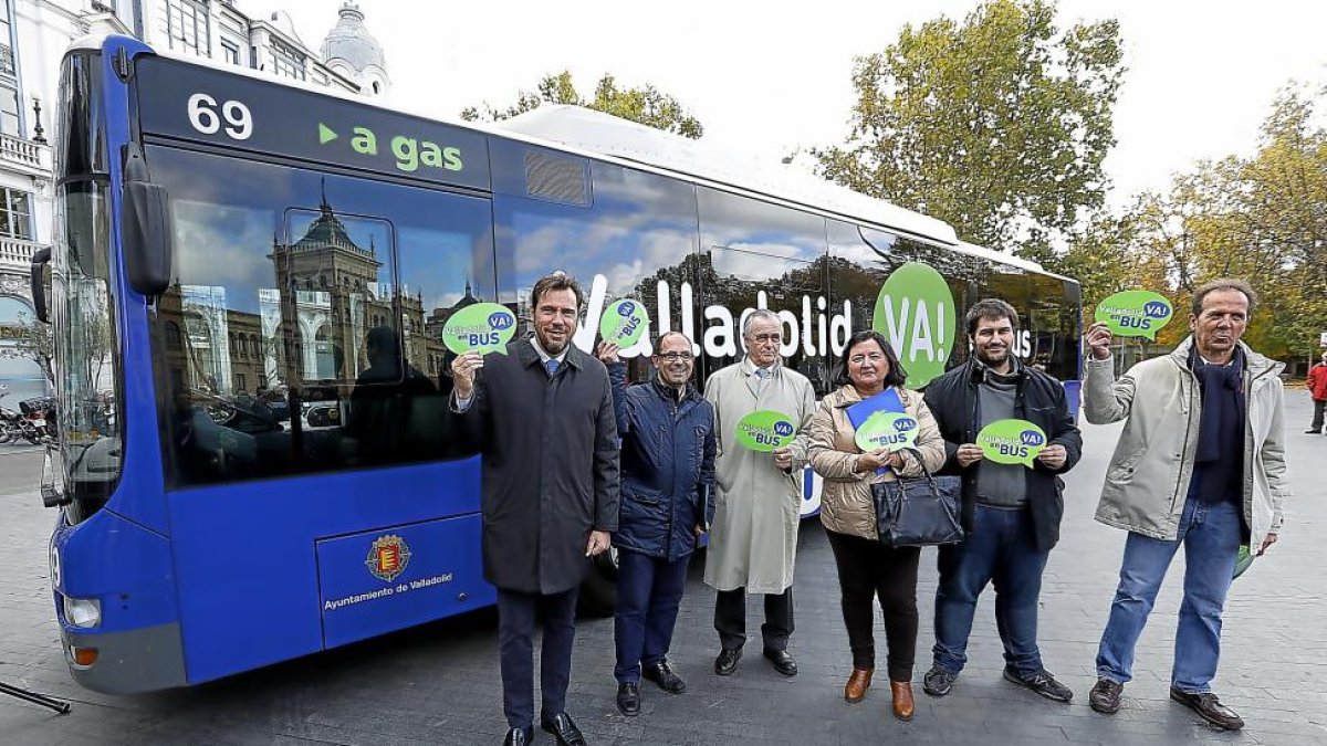 Puente, Vélez y miembros de Auvasa posan en la Plaza de Zorrilla junto a un autobús.-J. M. LOSTAU