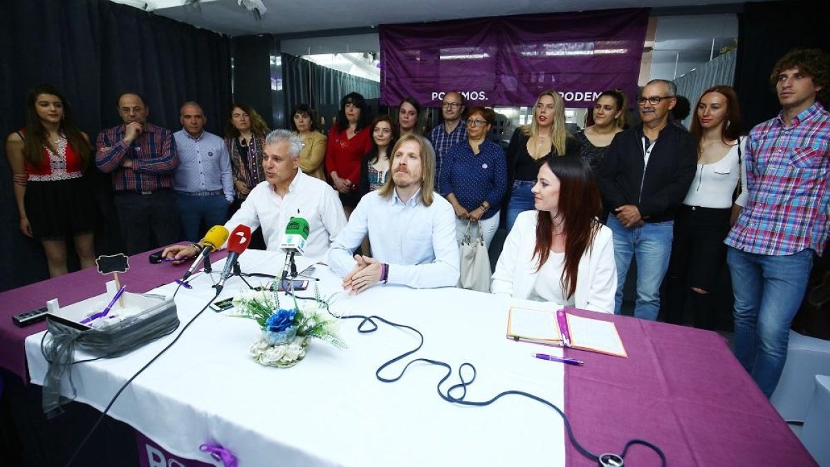 Fernández junto a la candidatura de UP al Ayuntamiento de Camponayara.-ICAL