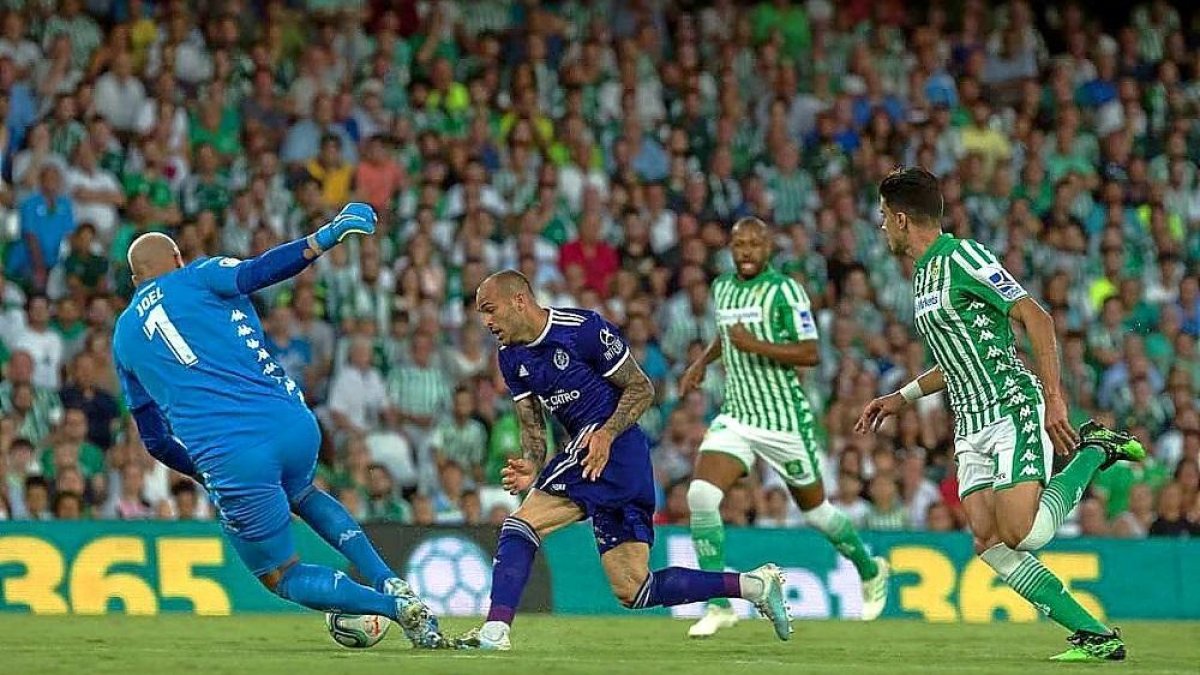 Sandro regatea a Joel en la jugada que provocó la expulsión del portero del Betis.-PHOTO-DEPORTE