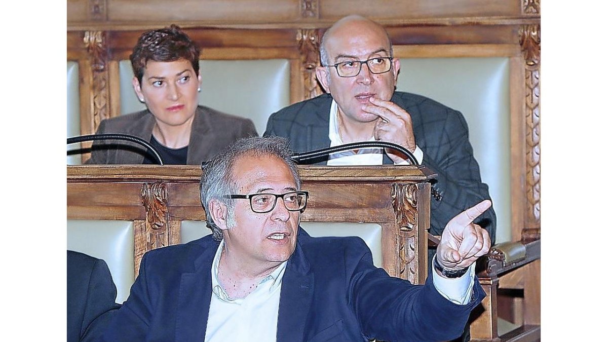Martínez Bermejo y detrás Mayte Martínez y Carnero.-E.M.