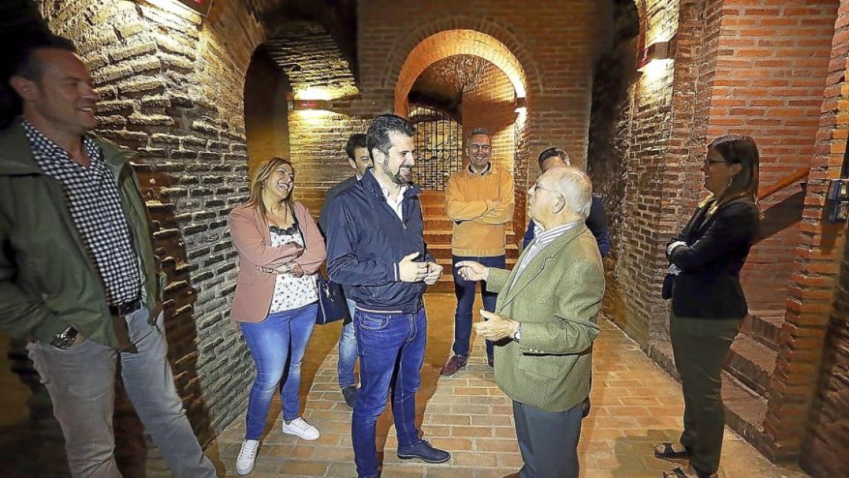 Luis Tudanca conversa con Jesús Yllera, en el transcurso de la visita que realizó a la bodega de Rueda .-ICAL