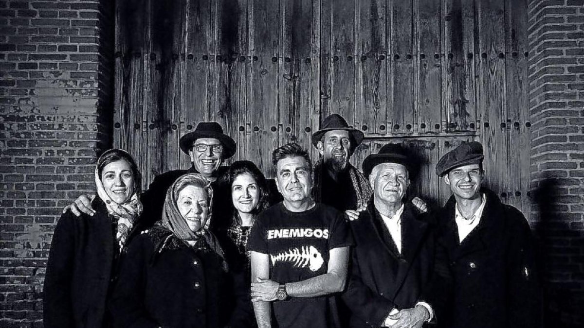 Los actores de ‘El viaje a ninguna parte’ y su director, Carlos Burguillo, en el centro de la imagen.-TIRAMISÚ TEATRO