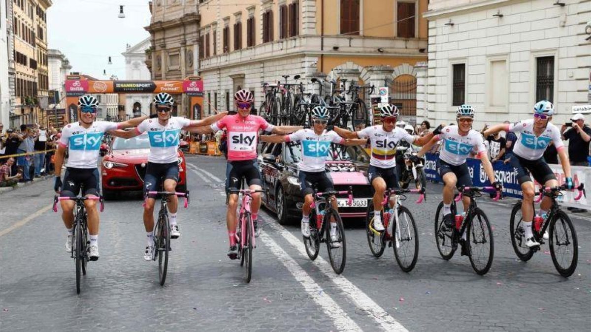 Chris Froome, flanqueado por sus compañeros durante los primeros kilómetros de la última etapa del Giro, en Roma.-AFP / LUK BENIES