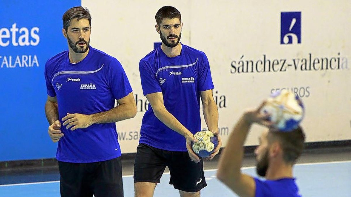 Raúl Entrerríos y Eduardo Gurbindo durante la sesión de entrenamiento en Huerta del Rey.-J.M.LOSTAU