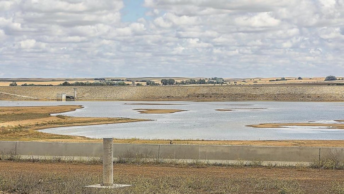 La balsa para regadíos construida entre Herrín, Villalón, Villafrades y Boadilla, con muy poca agua porque la obra aún no ha culminado y sólo se han hecho pruebas.-PABLO REQUEJO