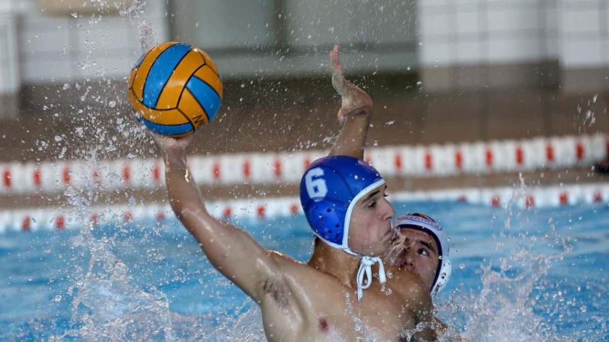 Un momento de la exhibición de waterpolo.-M. ÁLVAREZ