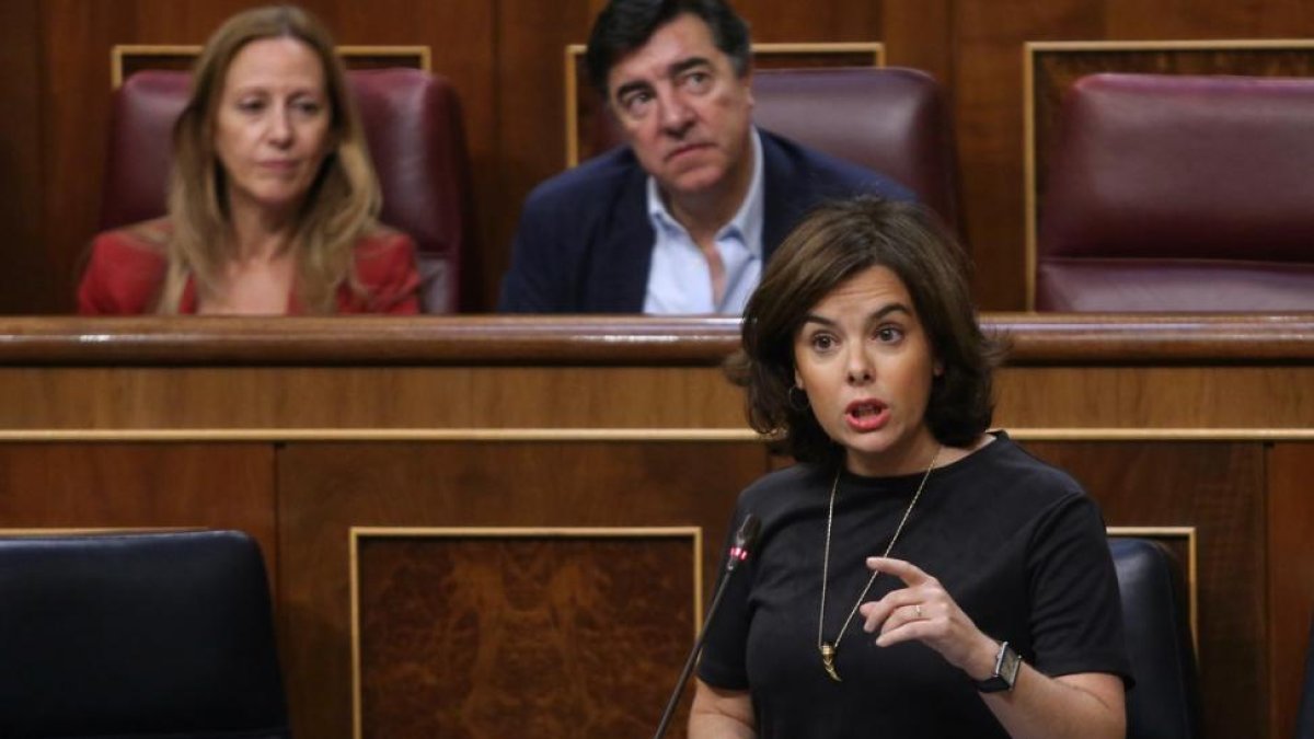 Soraya Sáenz de Santamaría en el pleno del control del congreso.-JUAN MANUEL PRATS