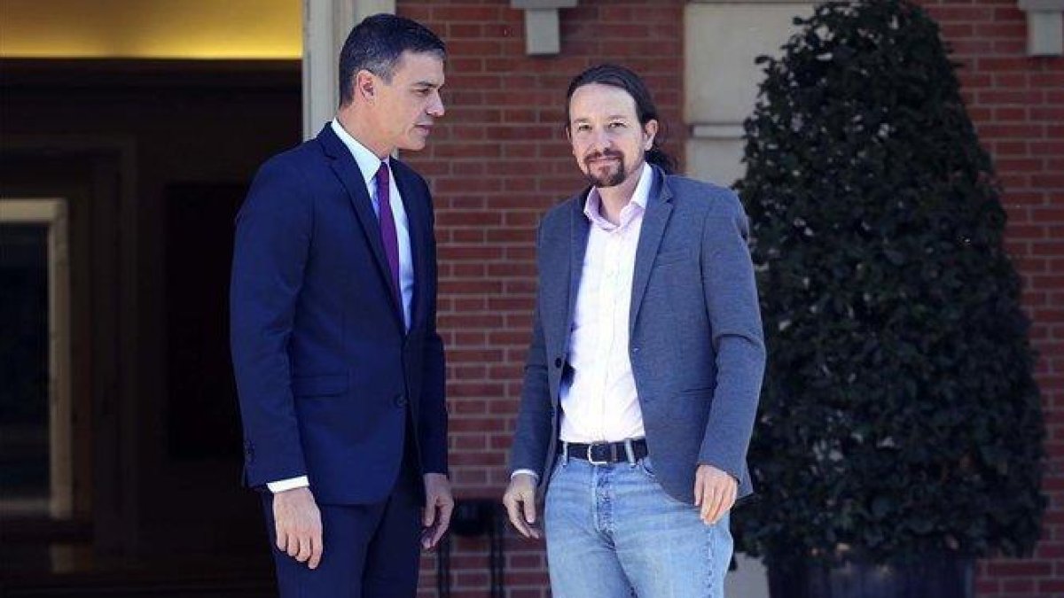 El presidente del Gobierno en funciones, Pedro Sánchez, y el secretario general de Podemos, Pablo Iglesias, antes de su reunión en el palacio de la Moncloa.-DAVID CASTRO