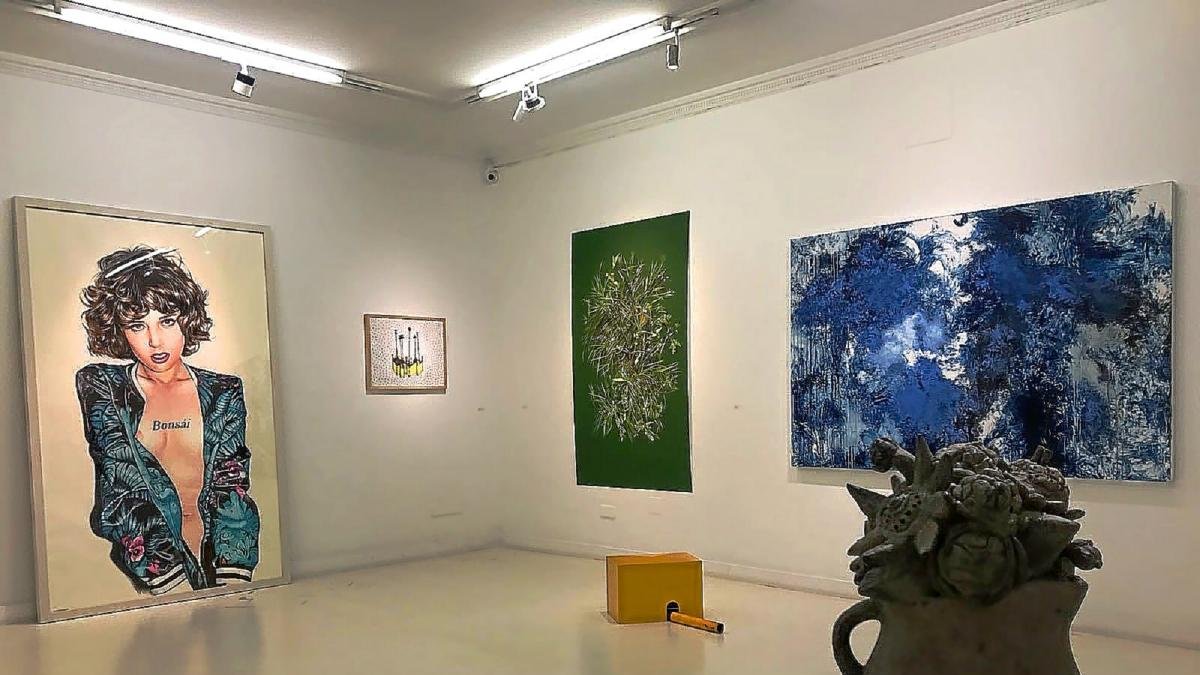 Al fondo a la derecha, lienzo y escultura de Carlos León.-GALERÍA FERNANDO PRADILLA
