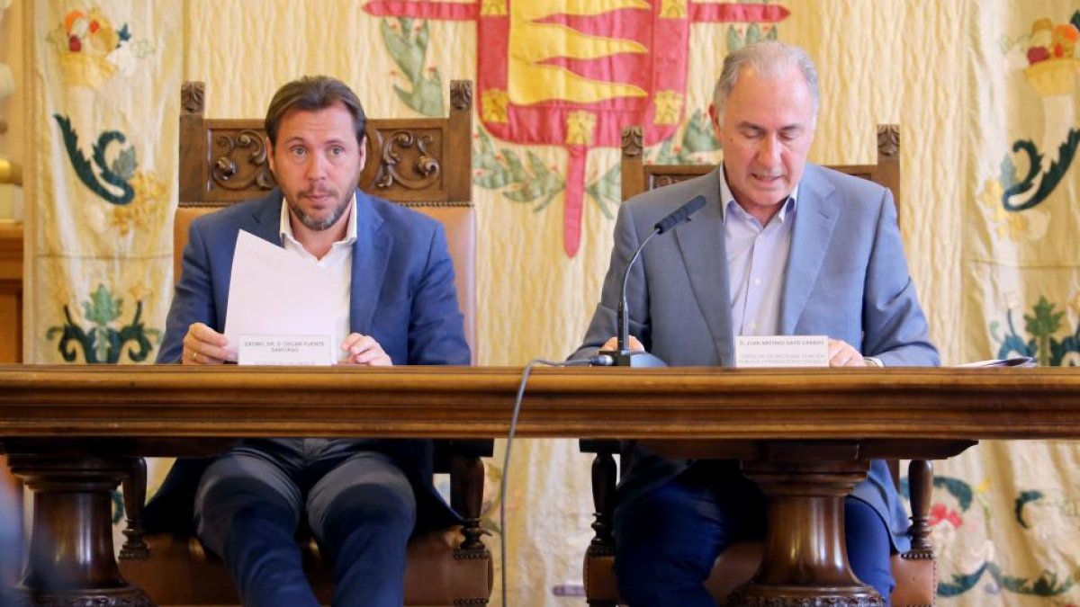 El alcalde de Valladolid, Óscar Puente, y el concejal de Función Pública y Promoción Económica, Antonio Gato, presentan el Plan de Empleo 2016.-ICAL