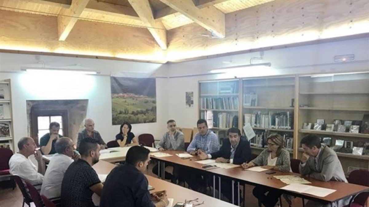 Reunión del consejero de Fomento y Medio Ambiente con los alcaldes de los municipios zamoranos afectados por el incendio.-EUROPA PRESS