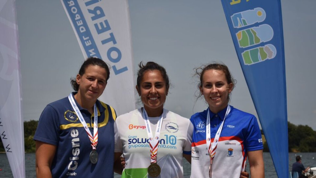 Patricia Coco junto a María Corbera y Cristina Soutelo en el podio. / RFEP