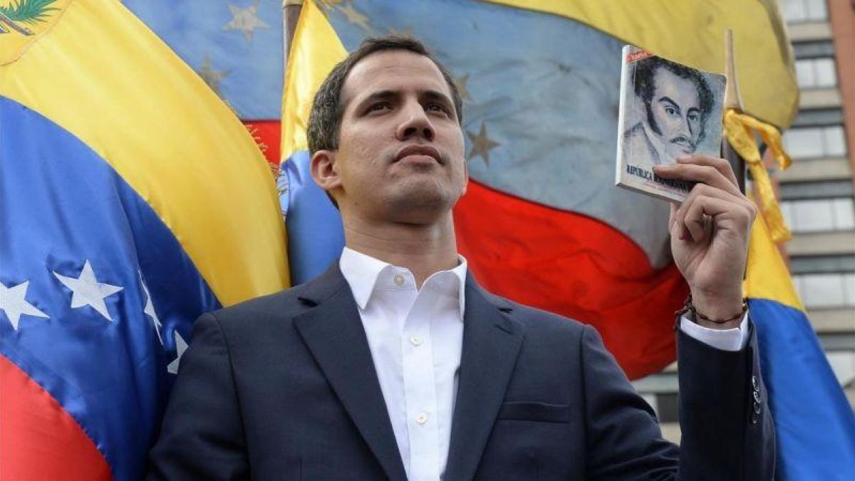 El jefe de la Asamblea Nacional de Venezuela, Juan Guaido, se declara presidente interino del país durante un mitin de oposición contra el líder Nicolás Maduro, este miércoles.-AFP / FEDERICO PARRA