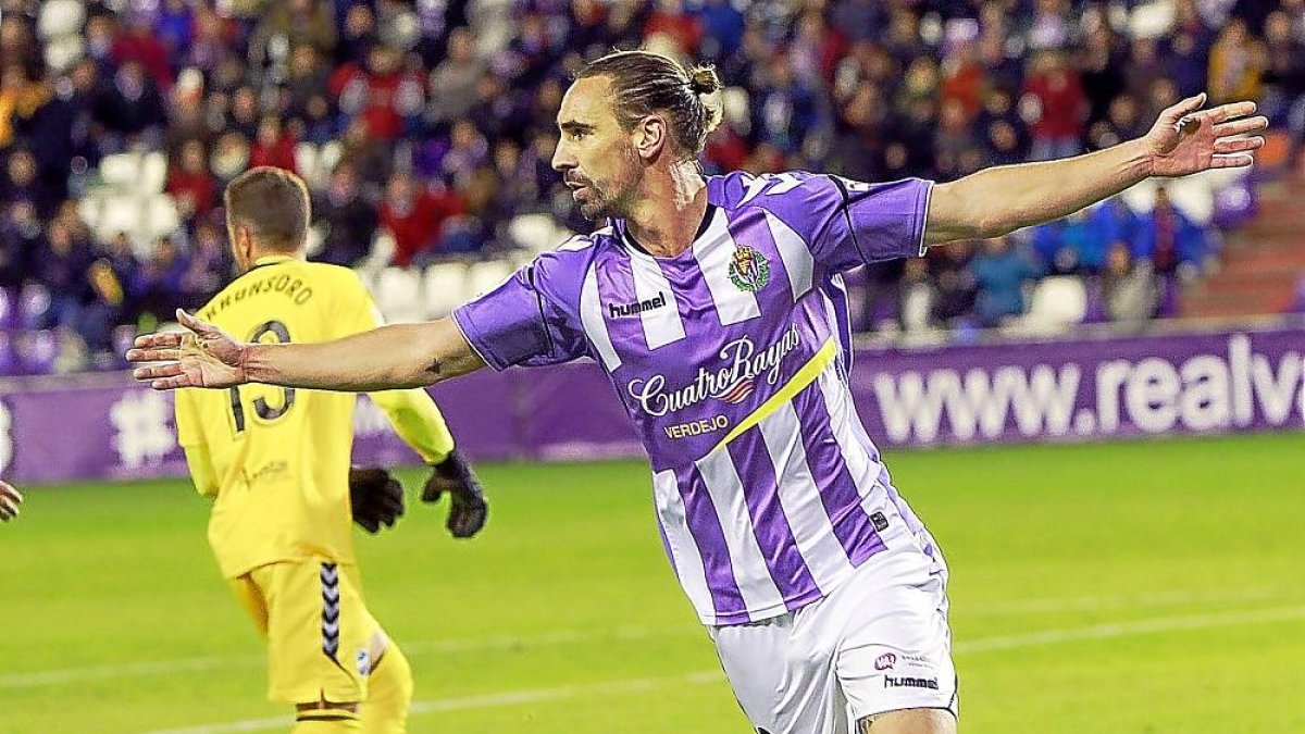 Borja celebra el gol que marcó frente al Lorca la pasada temporada.-J. M. LOSTAU