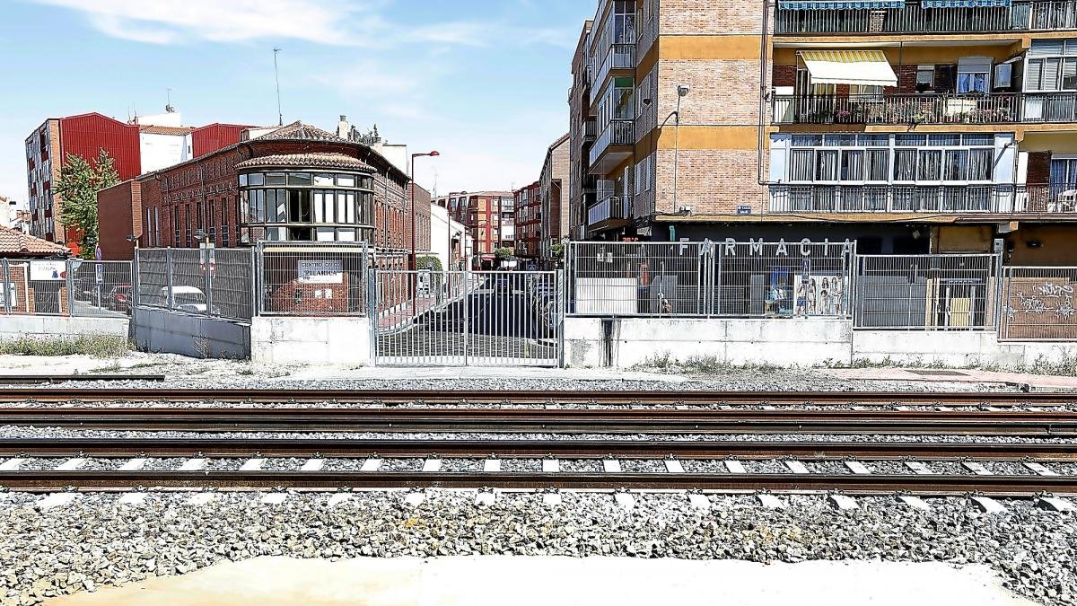 Paso a nivel de La Pilarica.-J.M. LOSTAU