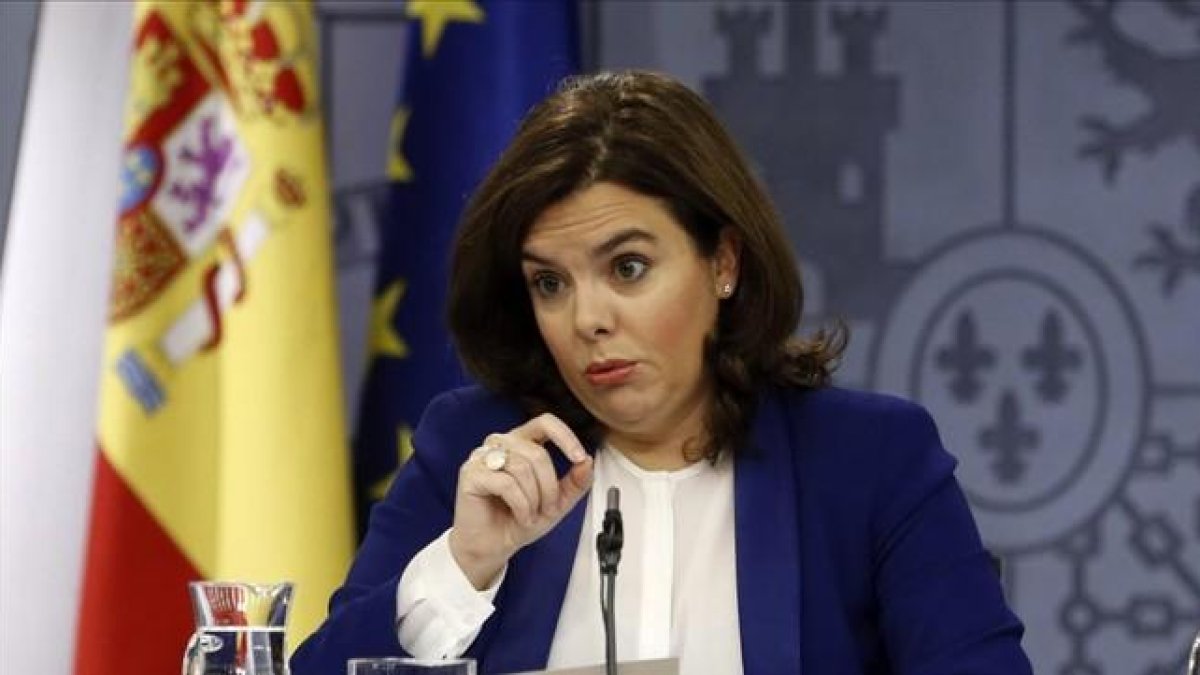 La vicepresidenta del Gobierno, Soraya Sáenz de Santamaría, durante la rueda de prensa posterior a la reunión del Consejo de Ministros.-EFE / J.J. GUILLÉN