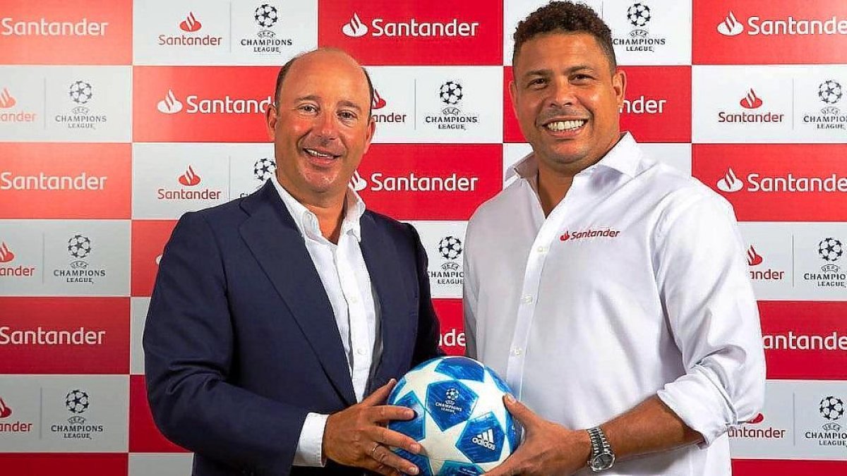 Ronaldo y Juan Manuel Cendoya, director general de Comunicación, Márketing Corporativo y Estudios de Banco Santander.-B.S.