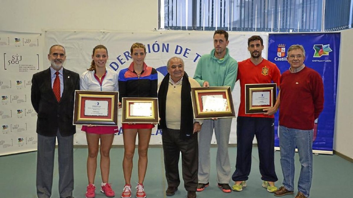 Los finalistas del Máster posan junto a los dirigentes en Covaresa; Hernando es el segundo por la derecha.-El Mundo