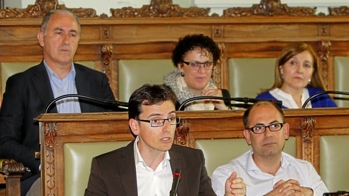 Pedro Herrero, en una de sus intervenciones en el pleno. A su lado, Luis Vélez.-J. M. LOSTAU