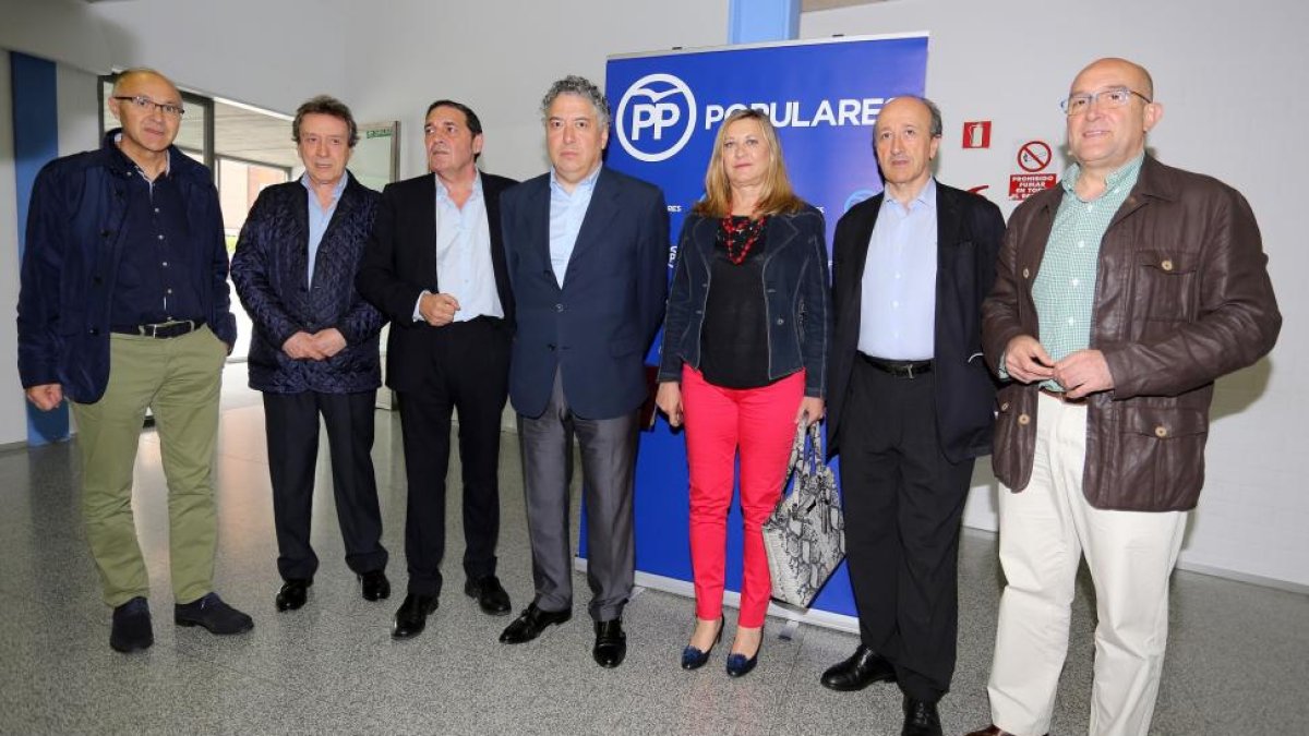 Acto electoral del PP en Laguna de Duero (Valladolid). De izquierda a derecha, Ramiro Ruiz Medrano, José Antonio de Santiago-Juárez, Antonio Sáez, Tomás Burgos, Pilar del Olmo, Miguel Ángel Cortés y Jesús Julio Carnero.-ICAL