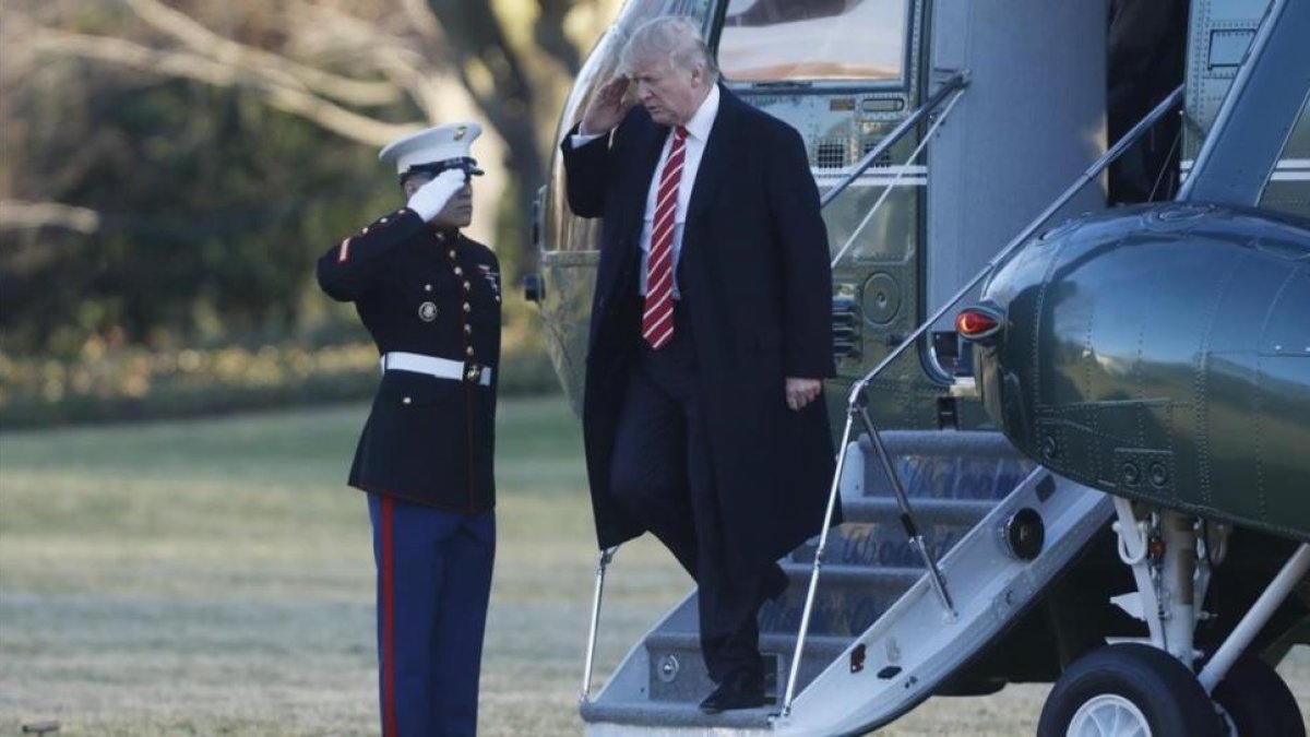Trump, a su llegada con el helicóptero presidencial a la Casa Blanca.-AP / PABLO MRTÍNEZ MONSIVAIS