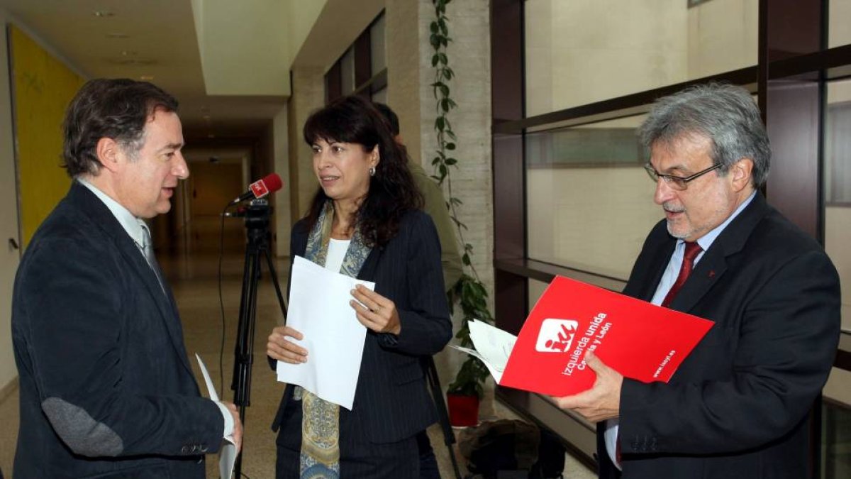 Los representantes del Grupo Mixto en las Cortes José María González y Alejandro Valderas (I), conversan con la portavoz del Grupo SOcialista, Ana Redondo, antes de presentar una enmienda a la totalidad de los presupuestos de la Comunidad-Ical