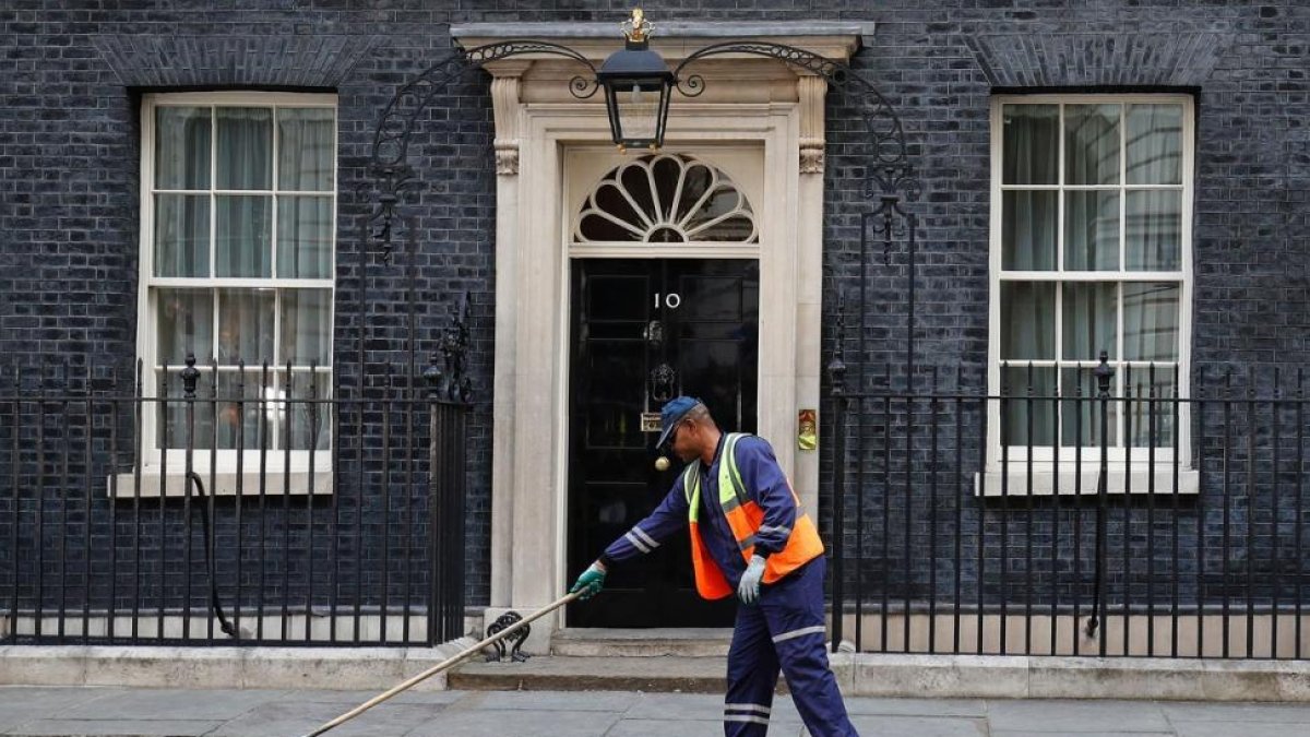Preparativos ante Downing Street para la comparecencia de May.-ADRIAN DENNIS / AFP
