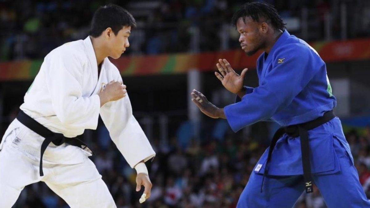 Popole Misenga, durante el combate que perdió con un judoca surcoreano.-EFE / ORLANDO BARRIA