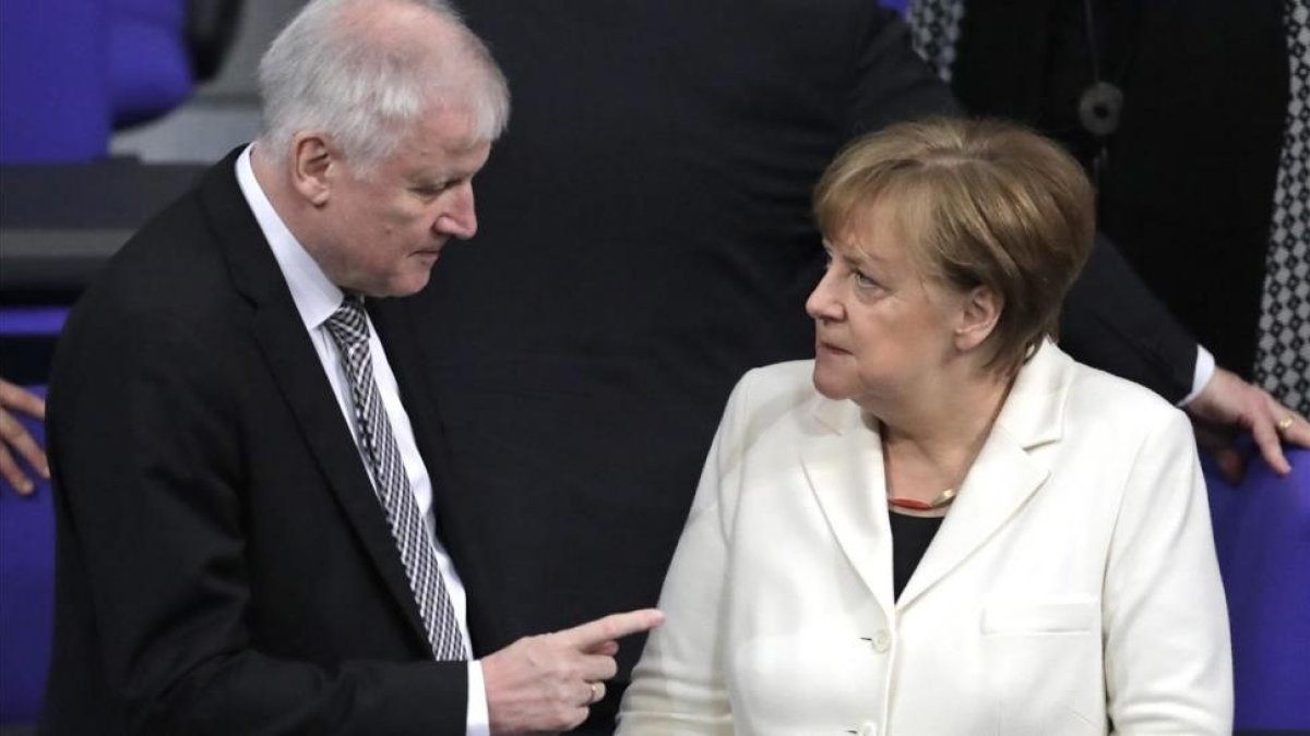 Scheehofer, junto a Merkel.-MARKUS SCHREIBER
