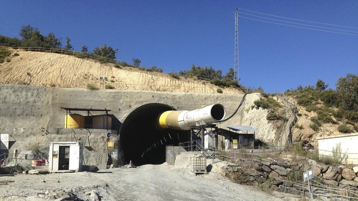 Imagen de los trabajos de perforación en el túnel de Requejo.-E. M.
