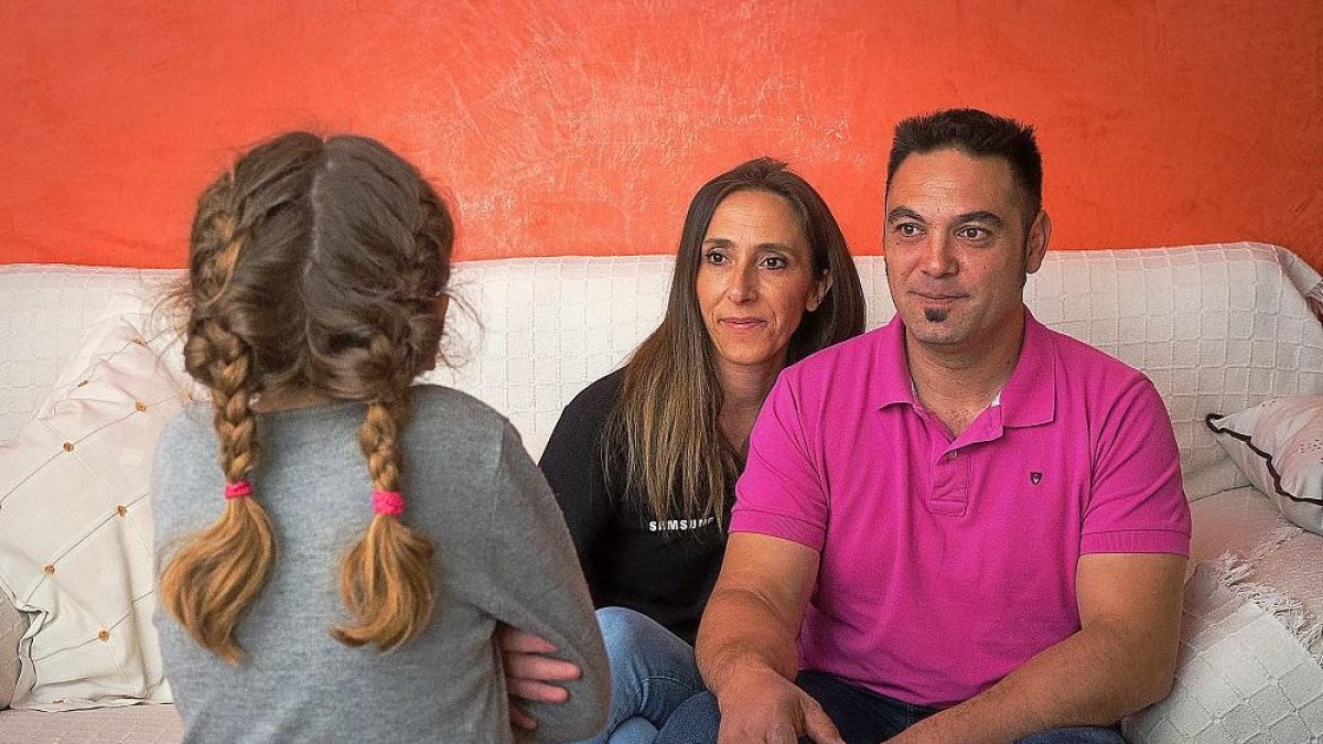 La pequeña Iara con sus padres, Vanesa Garrido y Juan Campiñez.-MIGUEL ÁNGEL SANTOS (PHOTOGENIC)