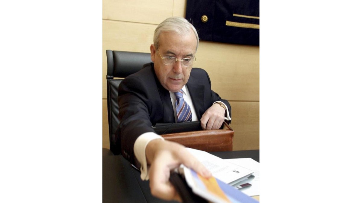 Jesús Encabo Terry, el presidente del Consejo de Cuentas de Castilla y León en la Comisión de Hacienda de las Cortes-EL MUNDO