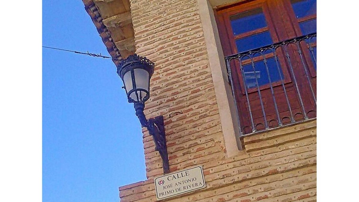 Una de las cinco placas colocadas en la calle Primo de Rivera de Mayorga-C.M.