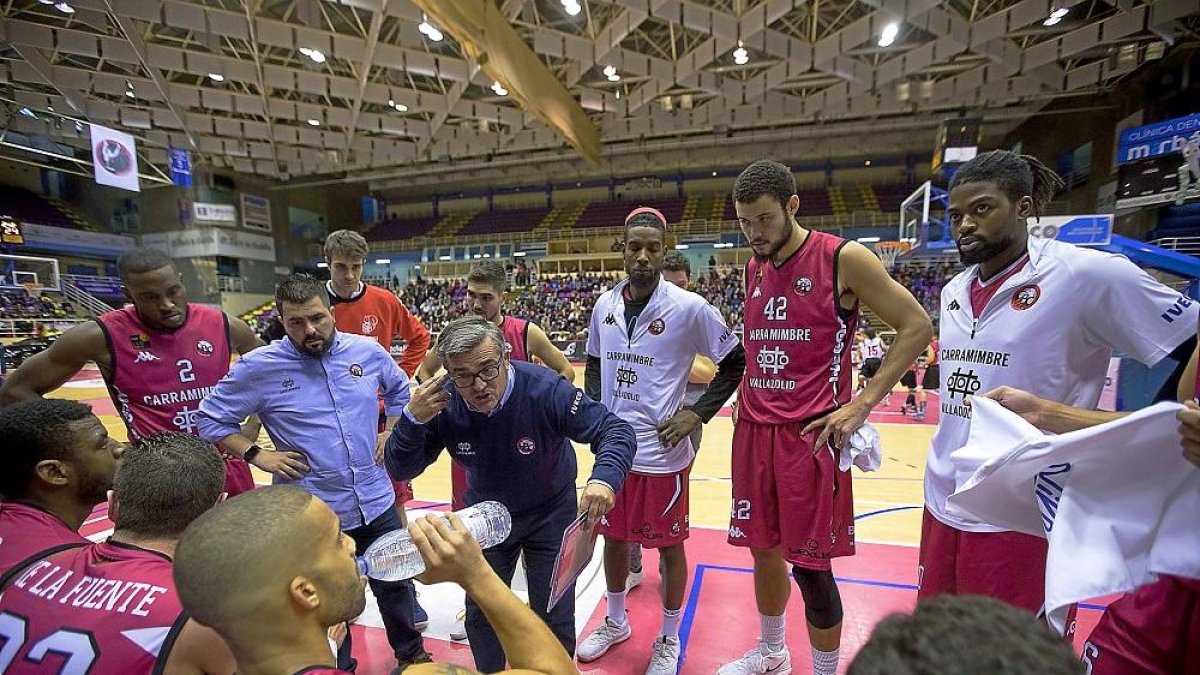 Paco García da instrucciones a su banquillo ante el Granada.-J. M. LOSTAU