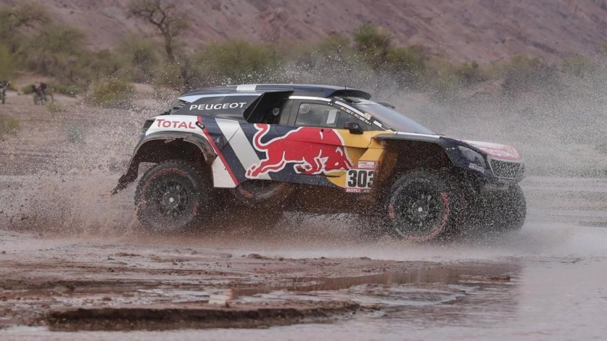 El Peugeot de Carlos Sainz, en plena acción en la etapa del jueves-NICOLAS AGUILERA (EFE)