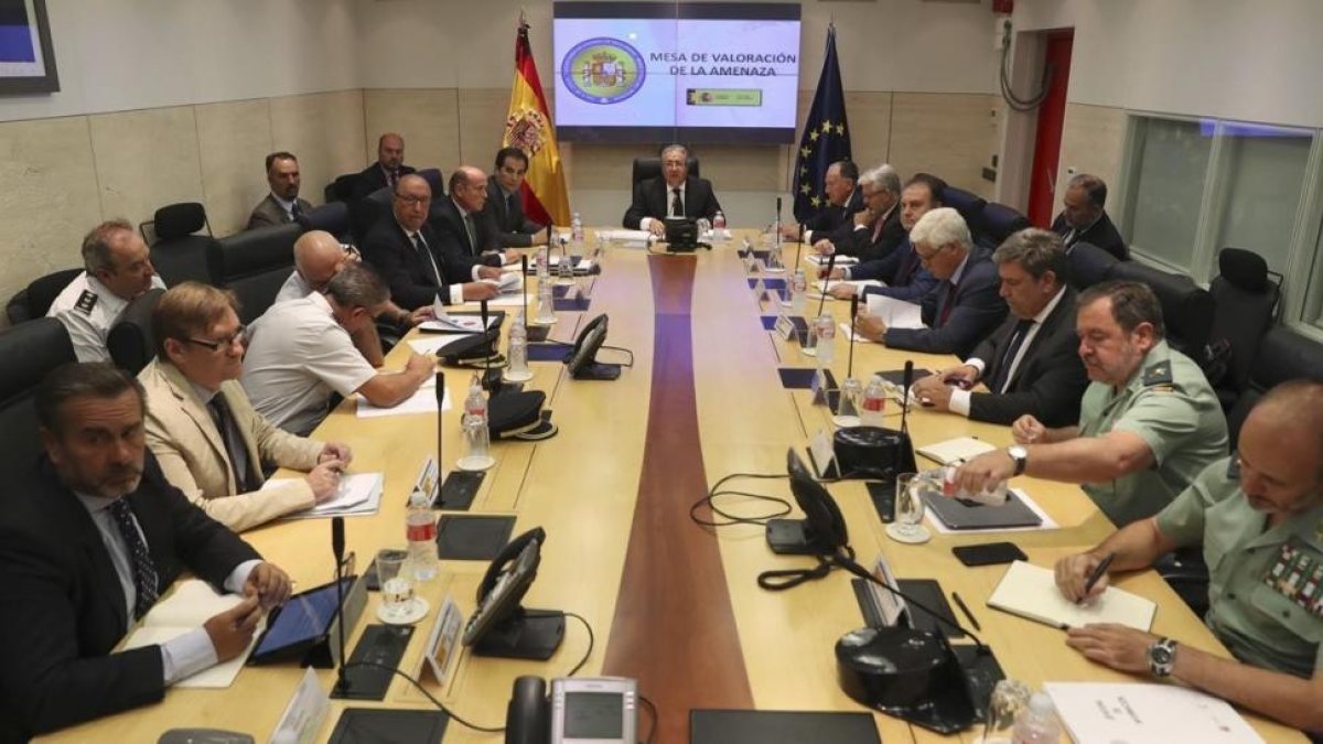 El ministro Zoido en la mesa de evaluación de la amenaza terrorista el pasado agosto.-/ J. J. GUILLEN (EFE)