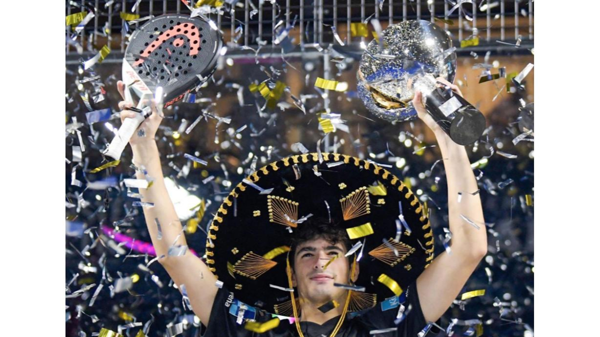 Arturo Coello posa eufórico en Monterrey tras el triunfo. / PREMIER PADEL