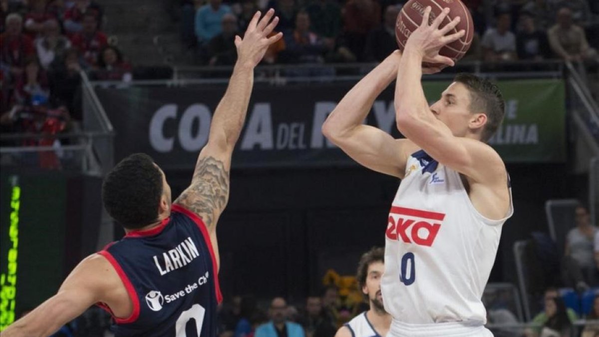 El madridista Carroll lanza a canasta en presencia del base de Baskonia, Larkin-JOSE RAMÓN GÓMEZ / EFE