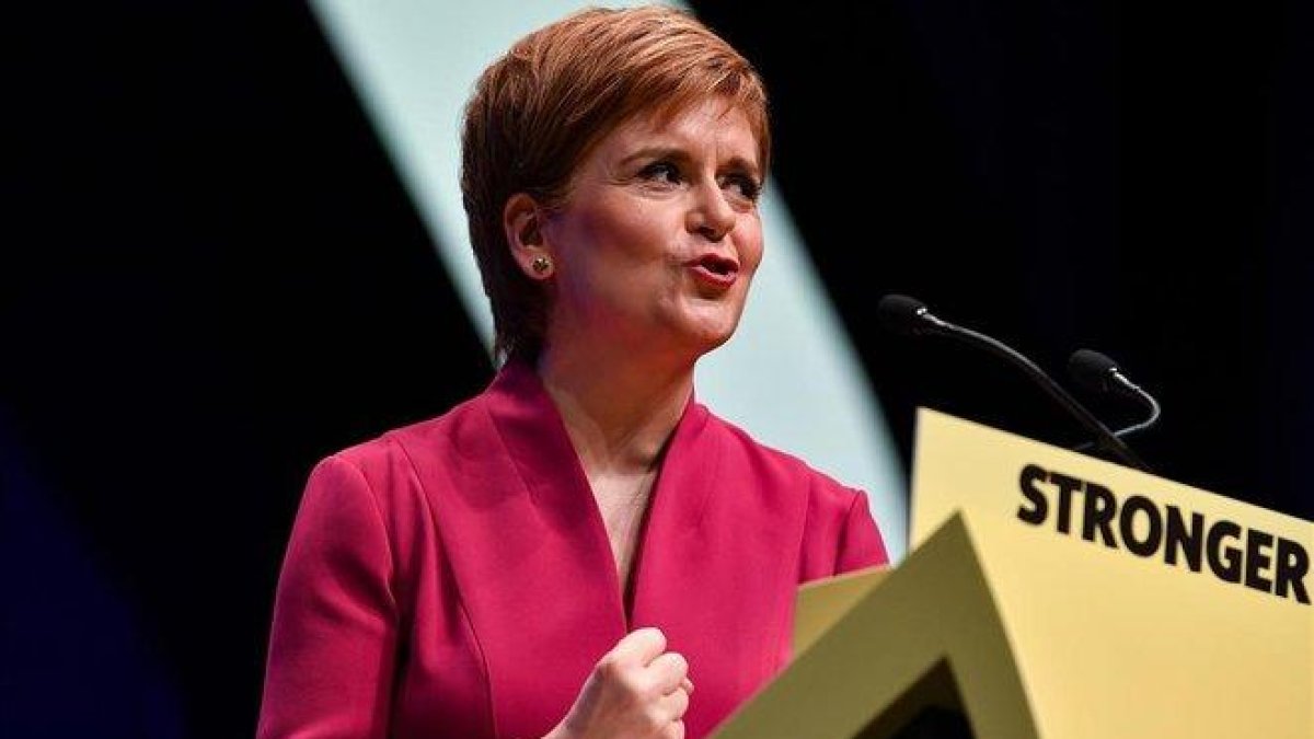 La ministra principal de Escocia y líder del Partido Nacionalista Escocés, Nicola Sturgeon, durante su alocución en la clausura del congreso.-JEFF J. MITCHELL (GETTY IMAGES)