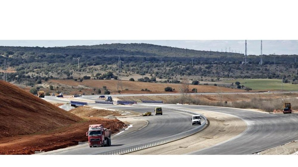 El tramo La Mallona–Venta Nueva ya comienza a mostrar remates como los quitamiedos y los vehículos ‘convencionales’ de la obra ya circulan por él.-MARIO TEJEDOR