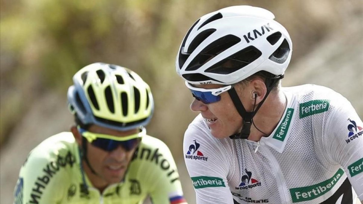 Alberto Contador, detrás de Chris Froome, en ruta hacia Aitana.-EFE / JAVIER LIZÓN