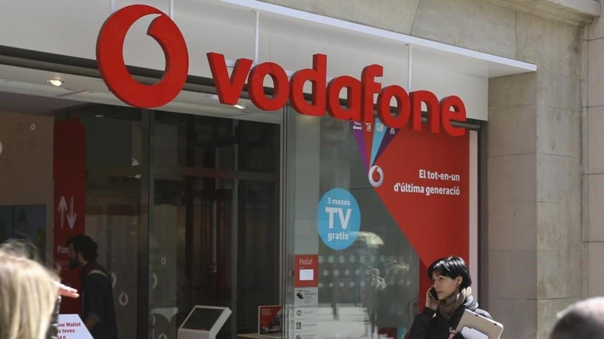 Tienda de Vodafone en Portal de lÀngel (Barcelona). /-DANNY CAMINAL
