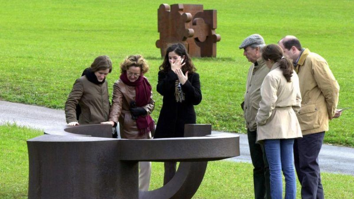 Visitantes, en el museo Chillida Leku, en el 2002.-EFE / JUAN HERRERO