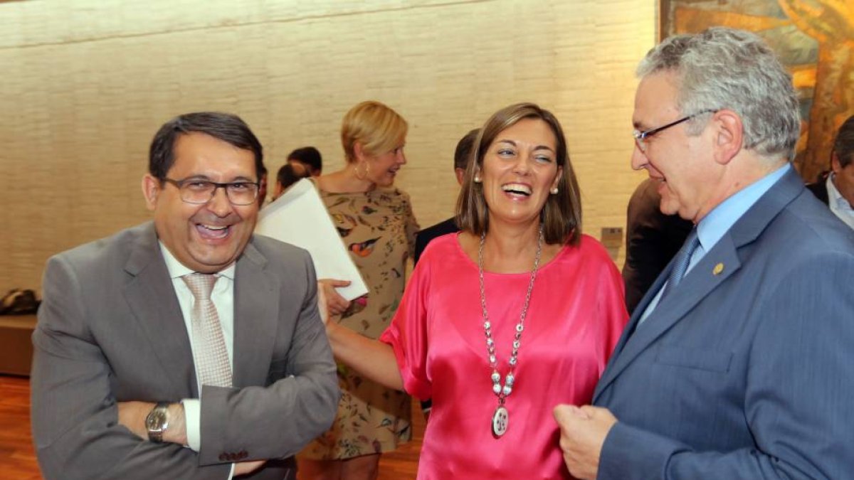 La consejera de Agricultura y Ganadería, Milagros Marcos, conversa con el procurador del PSOE Juan Luis Cepa (I), y con el presidente de la Comisión, Francisco Julián Ramos.-ICAL