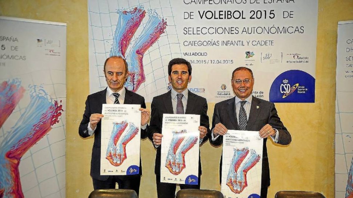 El presidente de la Federación Española de Voleibol, Agustín Martín (izq), el director general de Deportes de la Junta, Alfonso Lahuerta y el concejal Alfredo Blanco-El Mundo